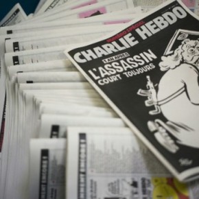 Rok po ataku na "Charlie Hebdo", tygodnik obwinia Boga za zbrodnie