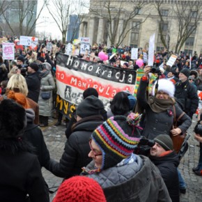 Warszawa: "Stop dyskryminacji patriotek", czyli akcja działaczek KDN na "Manifie"