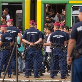 Węgry: Imigranci wyrzucili wodę i żywność otrzymaną od policji (WIDEO)