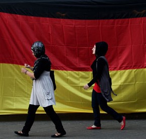 Niemcy: Zakaz noszenia muzułmańskich chust sprzeczny z konstytucją