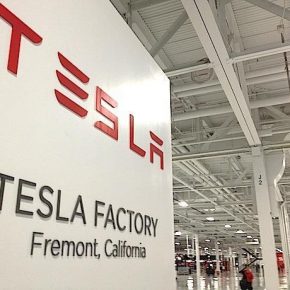 Tesla oskarżona o bycie "siedliskiem rasizmu"