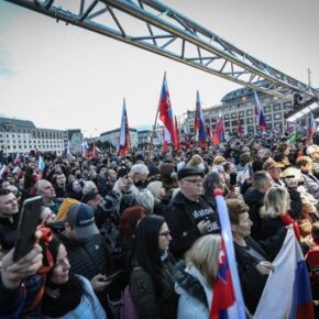 Słowacy coraz liczniej kwestionują restrykcje