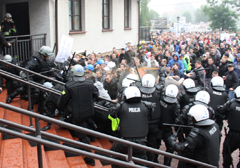 Brzeszcze: Policyjne pałki i gaz przeciwko demonstrującym w obronie miejsc pracy