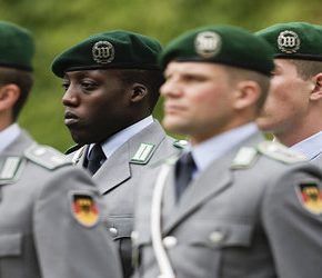 Bundeswehra pozbywa się "skrajnej prawicy" i awansuje transseksualistów