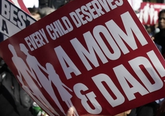 Rosja: Zakaz adopcji dzieci przez zagraniczne pary jednopłciowe