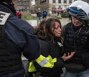 Policja nadmiernie brutalna wobec "żółtych kamizelek"