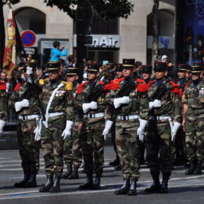Francuzi popierają reakcję armii na rozpad kraju