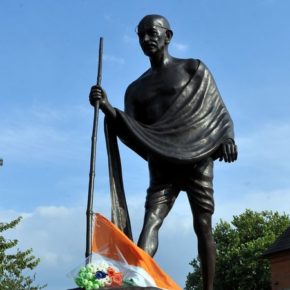 Petycja o usunięcie pomnika Mahatmy Gandhiego