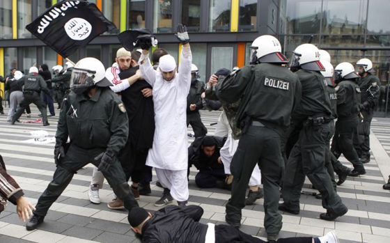 Niemiecka policja tropi „skrajną prawicę” w swoich szeregach