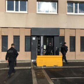 Atak na komisariat pod Paryżem. Macron reaguje