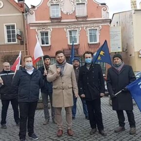 "Nie walczymy o Polskę". Korwiniści chowają narodowe flagi