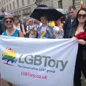 Brytyjski rząd będzie mocniej zwalczał "homofobię"