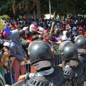 Imigranci starli się z meksykańską policją (+VIDEO)