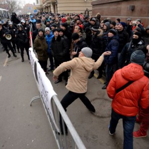 Rosyjscy demonstranci zaatakowali ambasadę Turcji