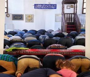 Muzułmanie w Warszawie nie mieszczą się w meczetach