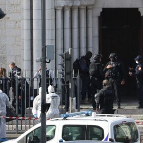 Nożownik zaatakował we Francji. W tle protesty muzułmanów