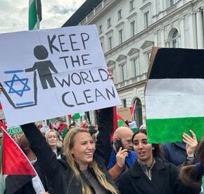 PiS i ambasador Izraela oburzeni transparentem na propalestyńskim marszu