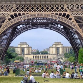 Nastolatkowie kierowani przez Algierczyków okradali turystów w Paryżu