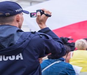 Policjanci domagają się karania za internetowe filmy