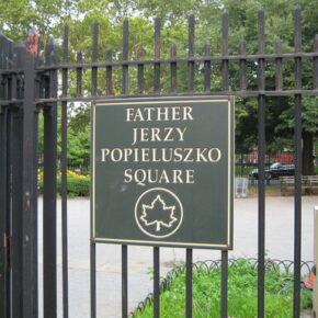 Nowojorski pomnik księdza Popiełuszki obrzucony śmieciami