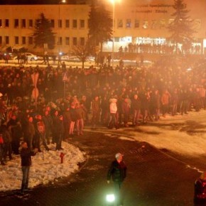 Jastrzębie: Starcia z policją pod siedzibą JSW. Górnicy walczą o miejsca pracy