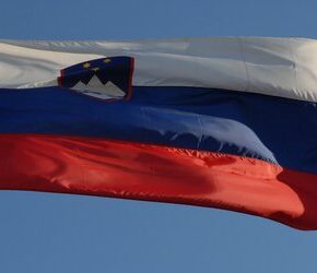 Ambasada Słowenii ściągnęła flagę, bo przypomina rosyjską