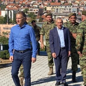 Minister obrony Serbii i ambasador Rosji odwiedzili granicę z Kosowem