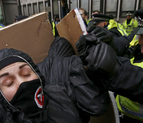 Starcia z policją podczas demonstracji studentów w Londynie