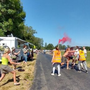 Kibice Tour de France zepchnęli z trasy "aktywistów klimatycznych"