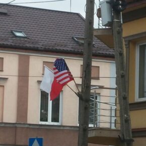 Polacy uwielbiają Amerykę i Bidena