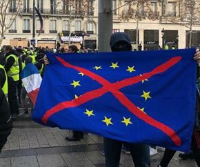 Francja: Masowe aresztowania nacjonalistów przed sobotnimi protestami "żółtych kamizelek"